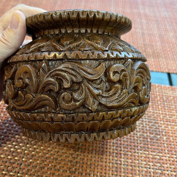 Hand carved and turned decorative wooden vase with round shape and curved lip. - Picture 4 of 5